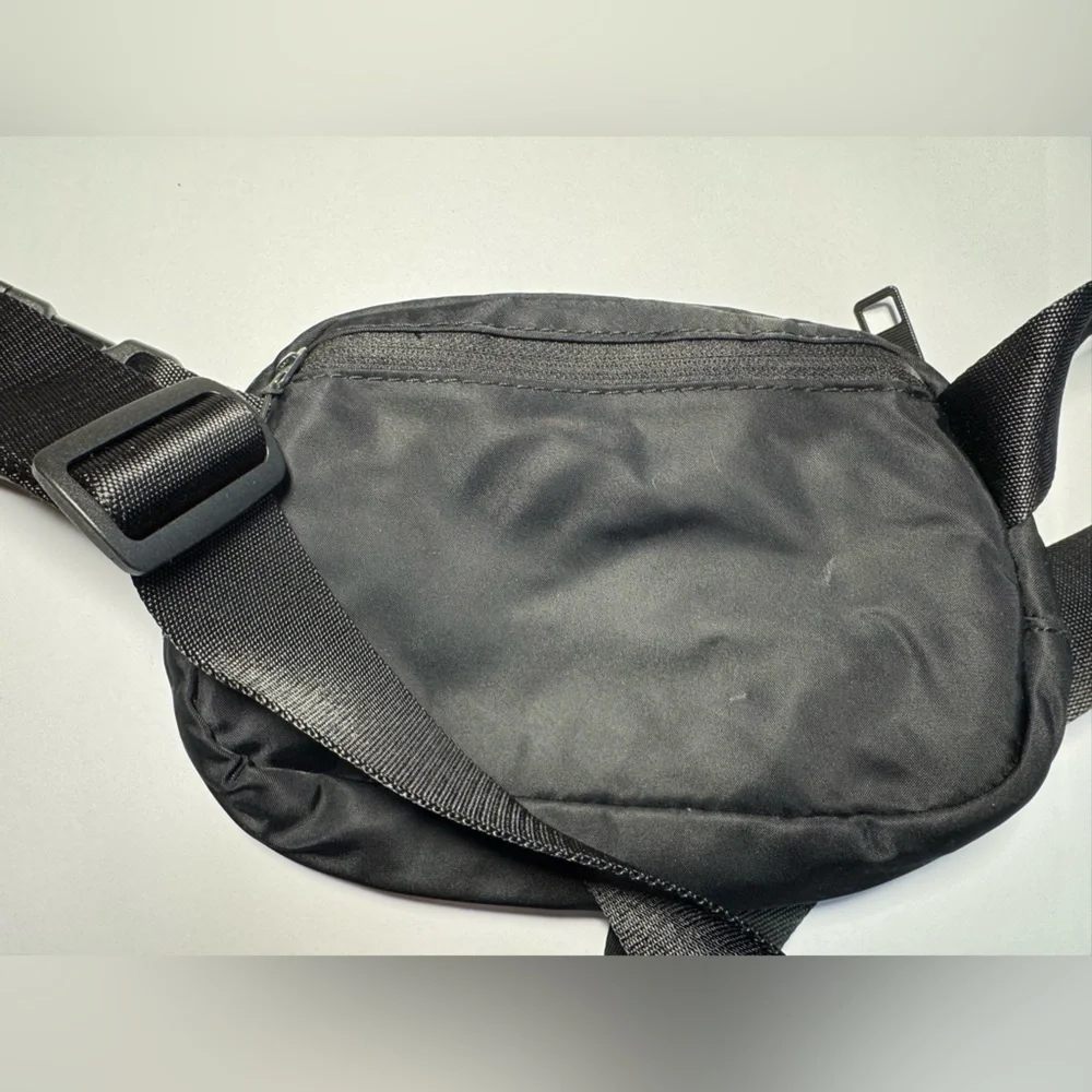 Lululemon Everywhere Belt Bag 1L Unisex used-good condition - Picture 5 of 6